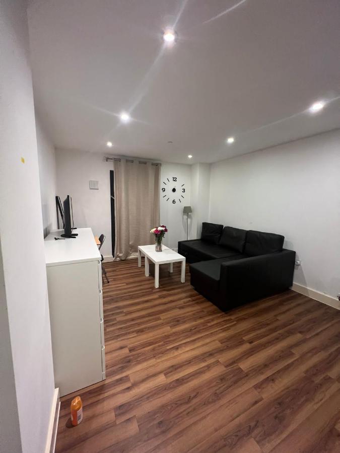 Lovely Luxury 1-Bed Apartment In Wembley London Exterior photo